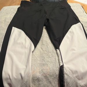 Athleta High Rise Precision 7/8 Tight, Black/White Size L